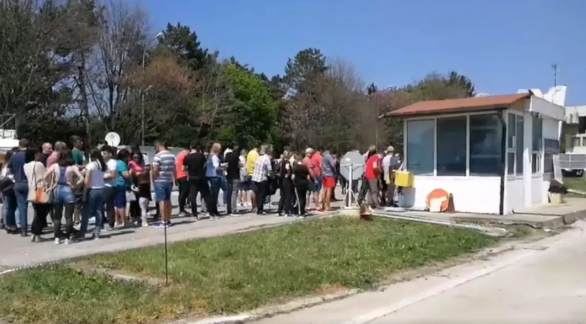 VIDEO/ Cozi foarte mari la ieșirea spre Bulgaria prin Vama Veche. Casele de schimb au rămas fără leva
