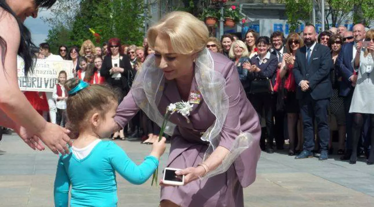 Dăncilă recunoaște că nu i-a răspuns inițial președintelui Iohannis, la telefon: ”Nu aveam telefonul. Eram la Simfonia Lalelelor”