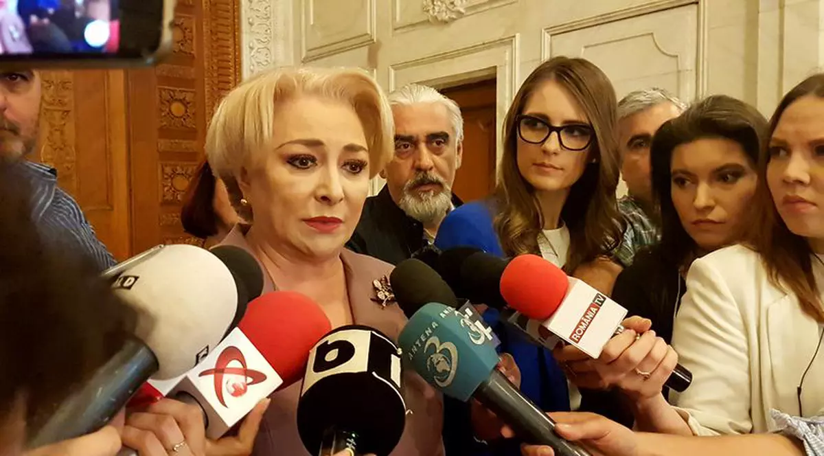viorica dancila, premierul Romaniei face declaratii la Parlament