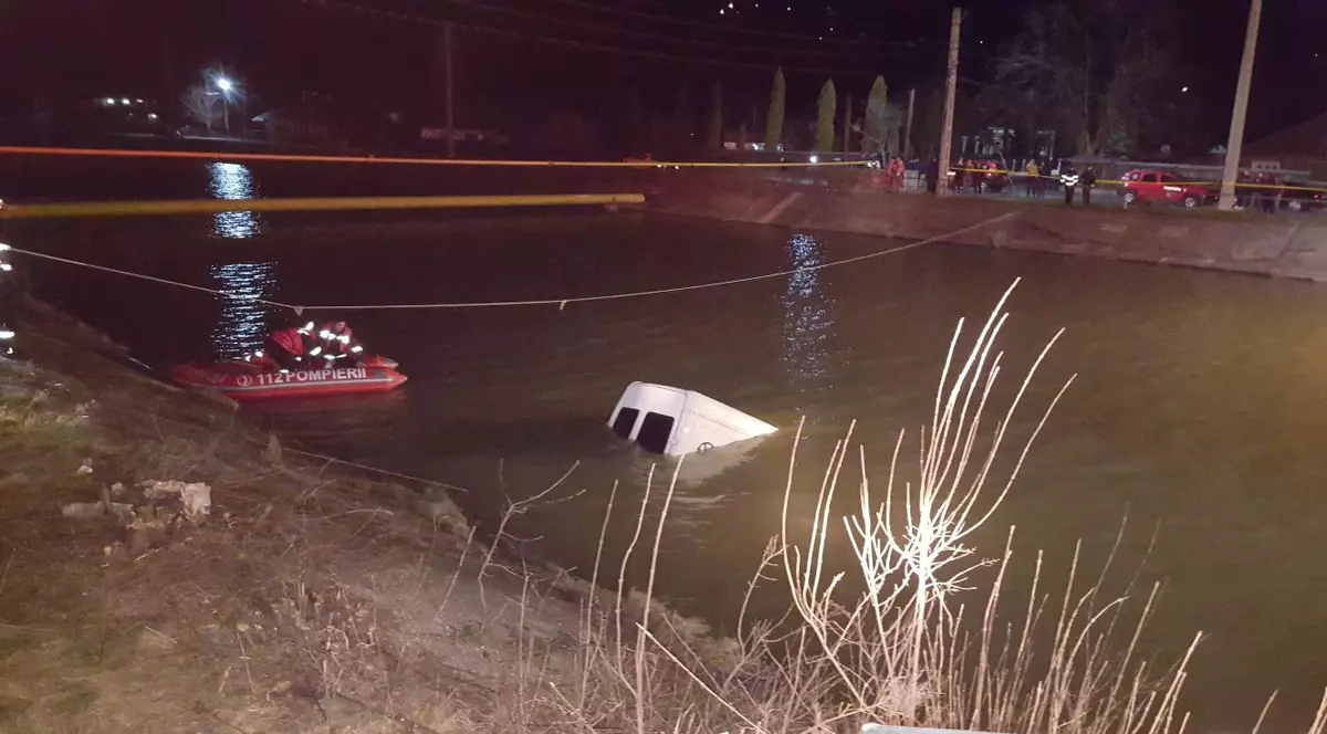 Cum au murit cei 9 bărbați în accidentul din județul Neamț. Duba scufundată în râul Bistrița, scoasă la mal de salvatori, pentru a extrage victimele