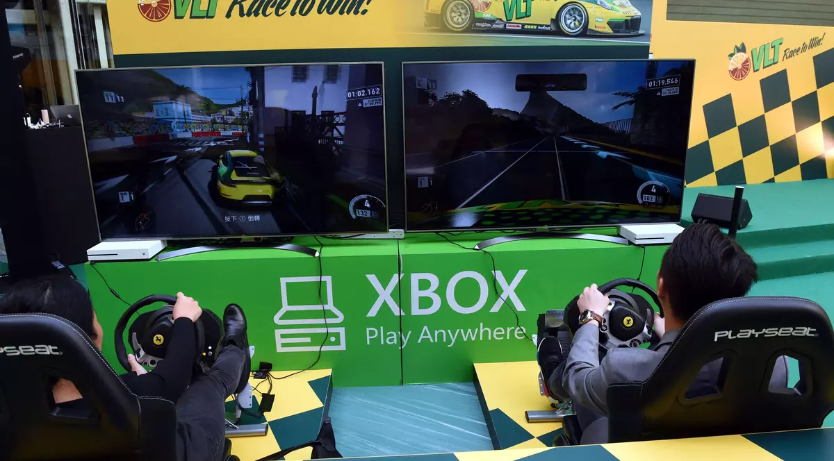 Microsoft a realizat un profit de 7,4 miliarde de dolari. Oameni jucându-se pe Xbox One S