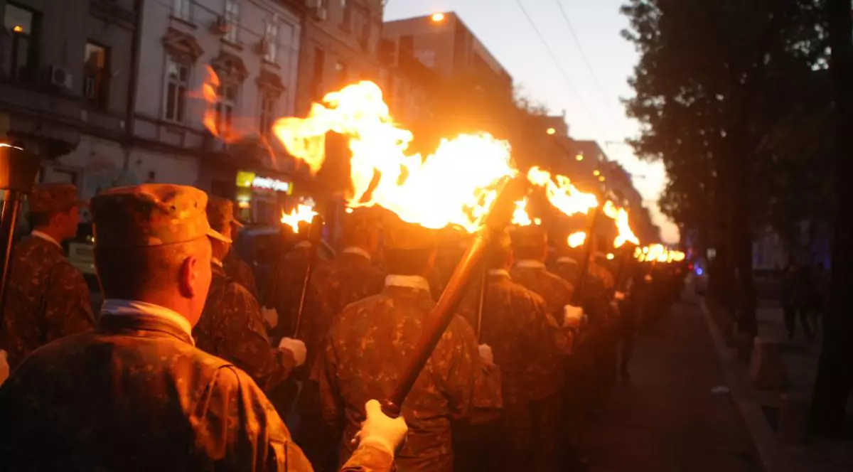 Militarii au defilat cu torțe, la Ziua Forțelor Terestre (FOTO: Adi Manolache)
