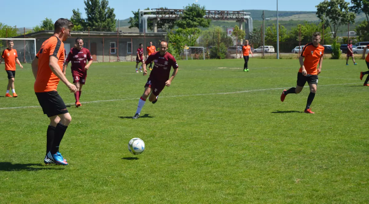 FOTO/ Ultimul film al lui Porumboiu, ”Fotbal infinit”, transpus în teren pe un stadion din Vaslui