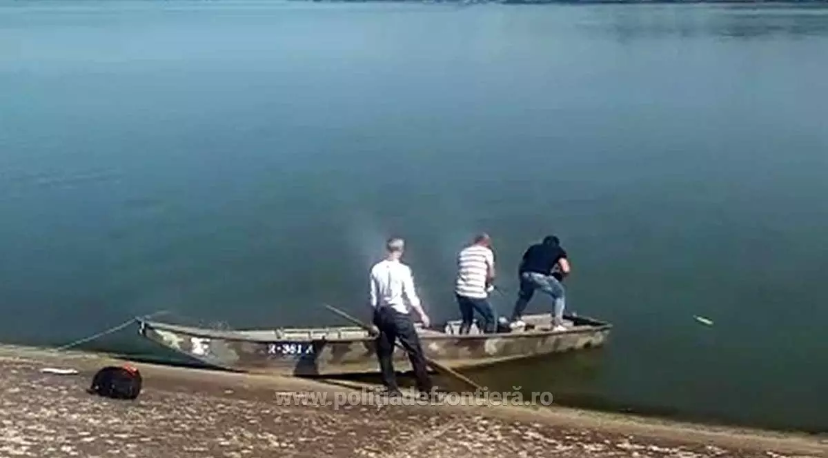 Trei albanezi au intrat ilegal în România cu barca, pe Dunăre. barca pe dunăre cu albanezi
