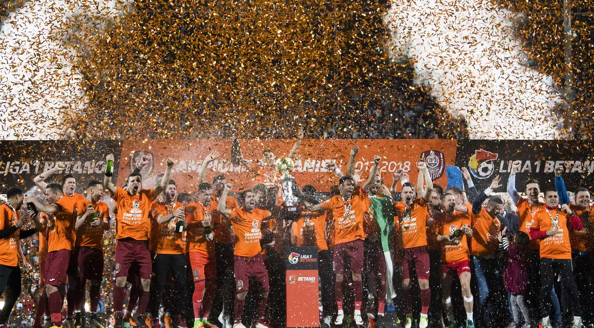 CFR Cluj, campioana României la fotbal în 2018. Imaginile bucuriei. ”Bursucul” vrea să continue, dar e sigur: ”Dacă jucam ca Barcelona eram acum pe locul 8” / FOTO