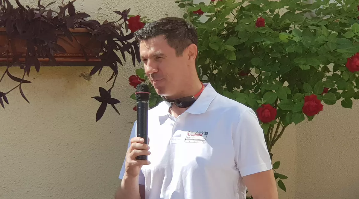 Mihai Leu a vizitat Liceul Henri Coandă din Arad, pe 24 mai. Mihai Leu, cu un tricou polo alb și un microfon în mână, adresându-se elevilor și profesorilor