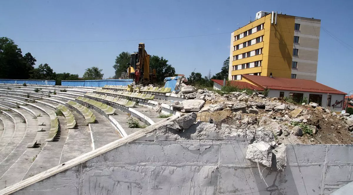 A început demolarea stadionului din Sibiu. Ardelenii își fac o arenă de 17 milioane de euro