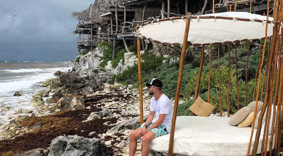 Alexandru Maxim, vacanță cu iubita într-un complex privat destinat doar adulţilor