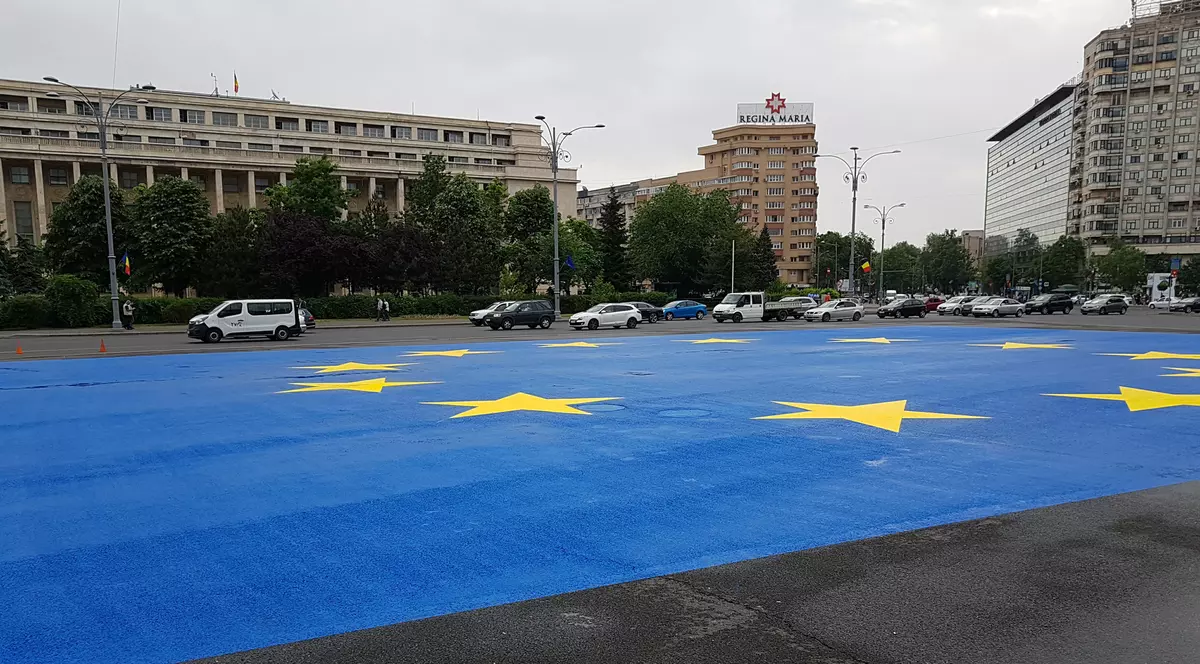 Un steag uriaş al Uniunii Europene a fost pictat, cu vopsea specială, pe asfaltul din faţa Guvernului