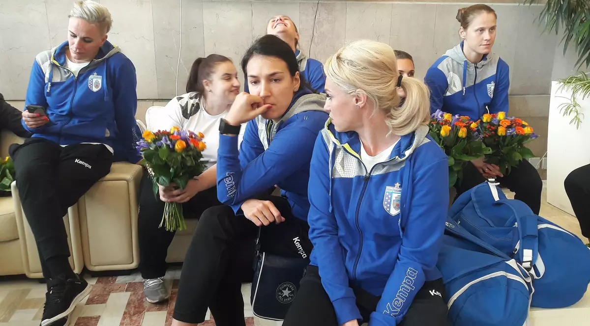 CSM București a sosit în București. Campioanele României, primite la Salonul Prezidențial, dar uitate în aeroport. Sosire tristă! Antrenorul Per Johansson a stat retras. Cine e ”Genghis-Han”! | FOTO&VIDEO