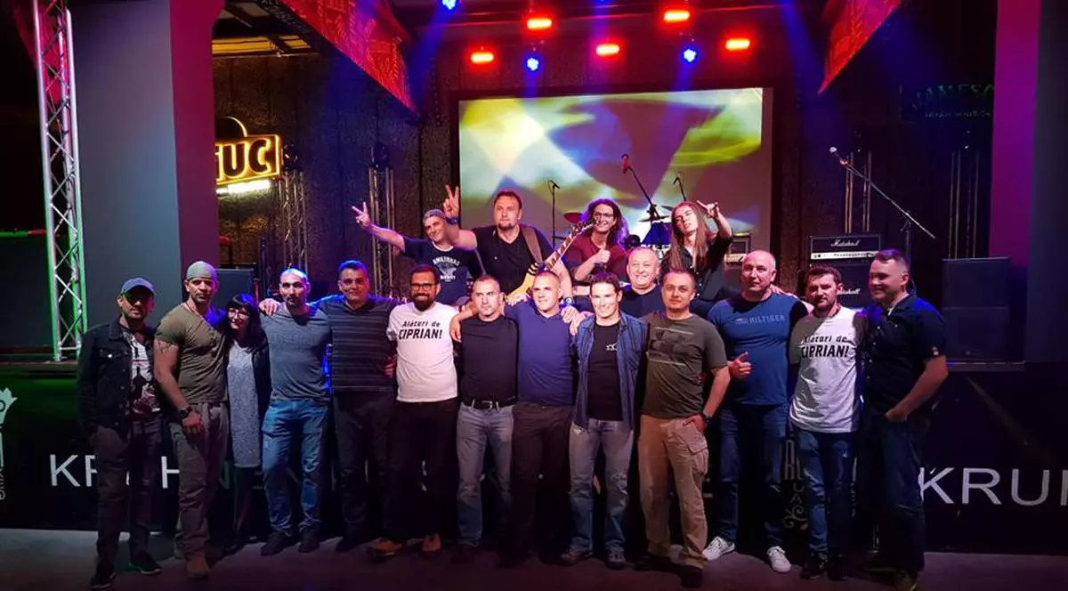 Poliţiştii cântăreţi au urcat pe scenă într-un concert caritabil la Brașov pentru colegul lor Ciprian Sfichi, tăiat cu sabia de un interlop