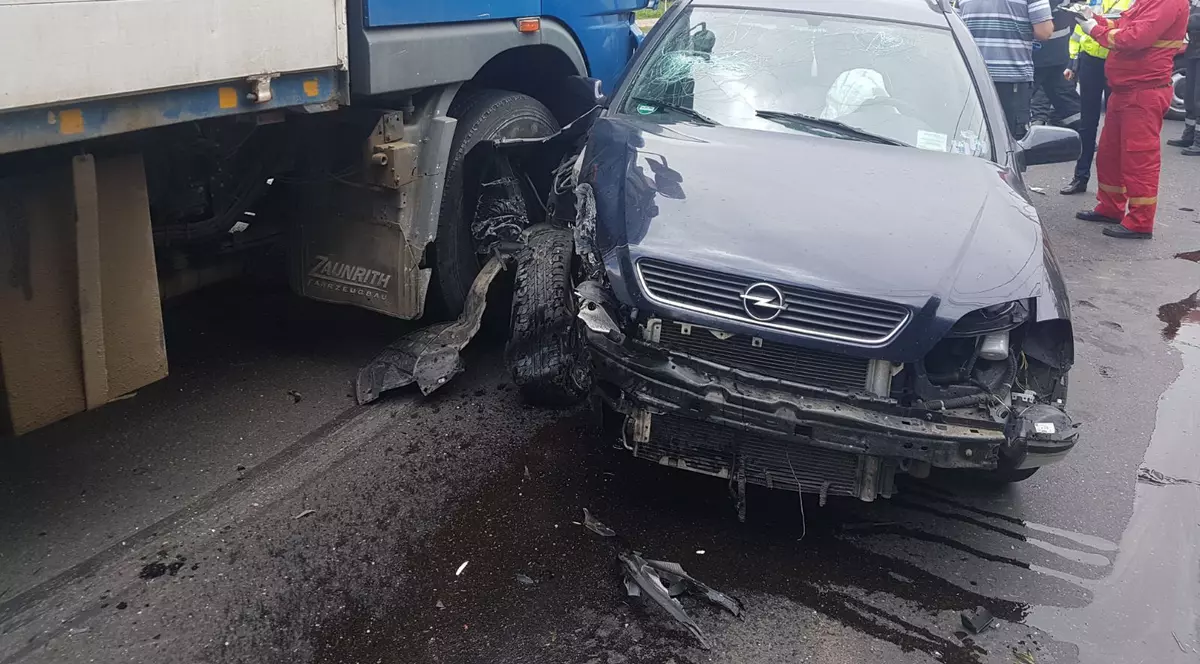 Un șofer de camion a adormit la volan și a intrat pe contrasens, pe DN2. Un camion a intrat într-un autoturism (Foto arhivă)