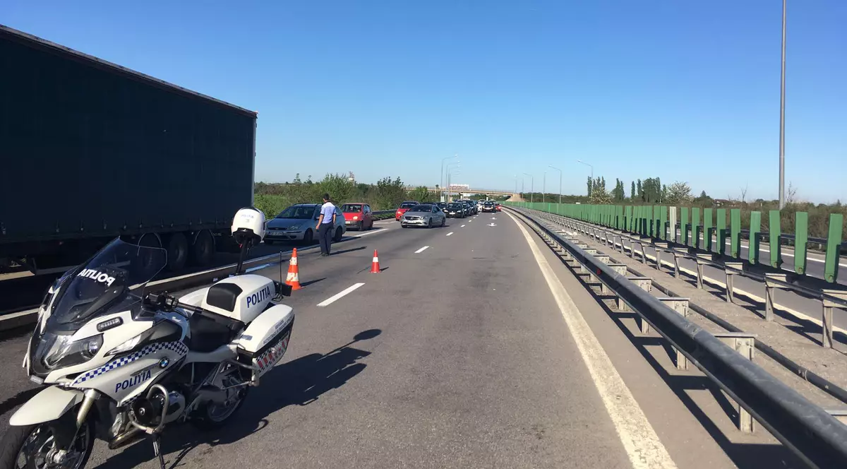 Un șofer a căzut de pe un pod, pe Autostrada Transilvaniei. Motocicletă de Poliție, la un accidenmt de pe o autostradă (FOTO - arhivă)