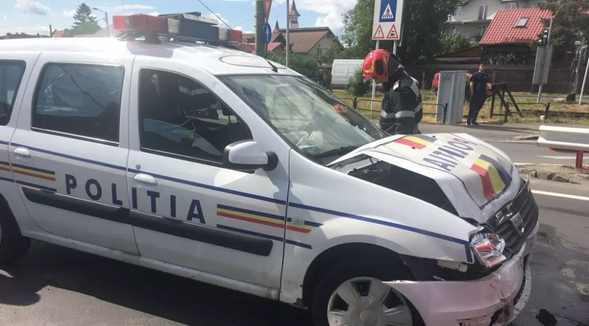 FOTO/ O polițistă din Brașov a fost rănită în trafic de un șofer care nu a dat prioritate