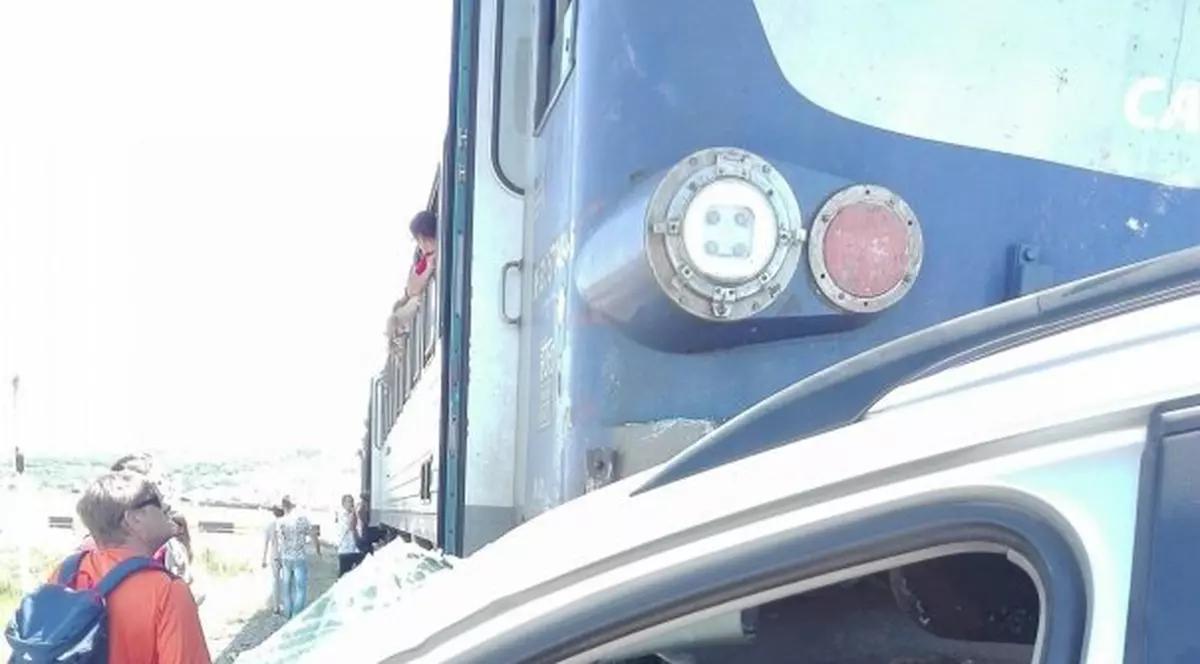Șofer imprudent, lovit de tren în Iași