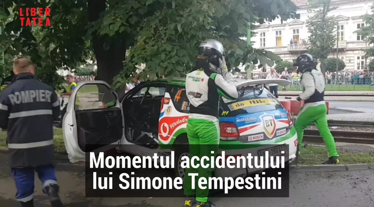 Momentul accidentului lui lui Simone Tempestini, la Raliul Aradului 2018. Simone Tempestini, imediat după acident, coborât din mașina intrată în pom. Pilotul e cu mâna pe casca de protecție, pregătindu-se să o dea jos