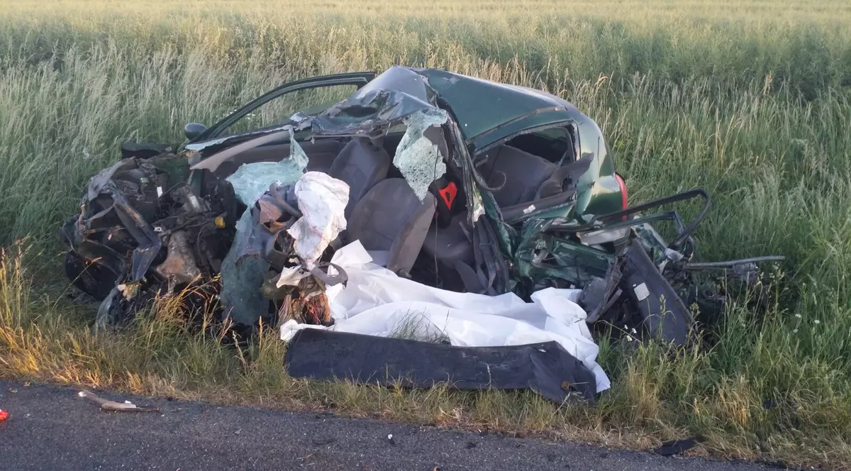 Accident în Timiș, soldat cu un mort și șapte răniți. O mașină a intrat într-un microbuz