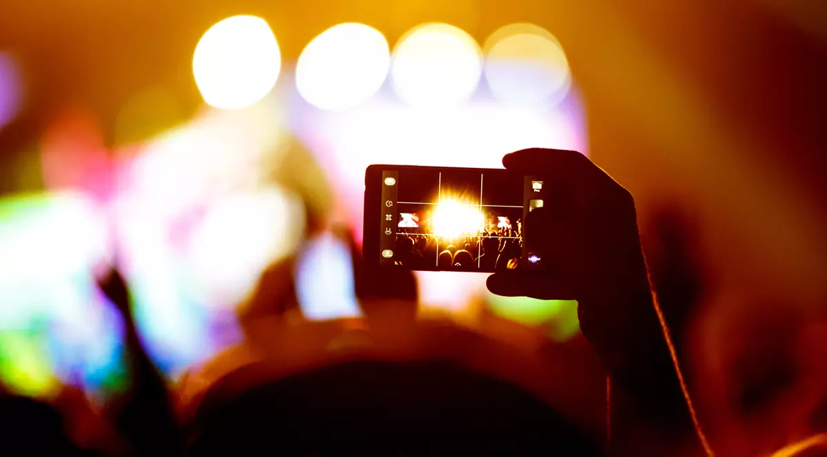 Accidente provocate de șoferi care erau atenți la Facebook