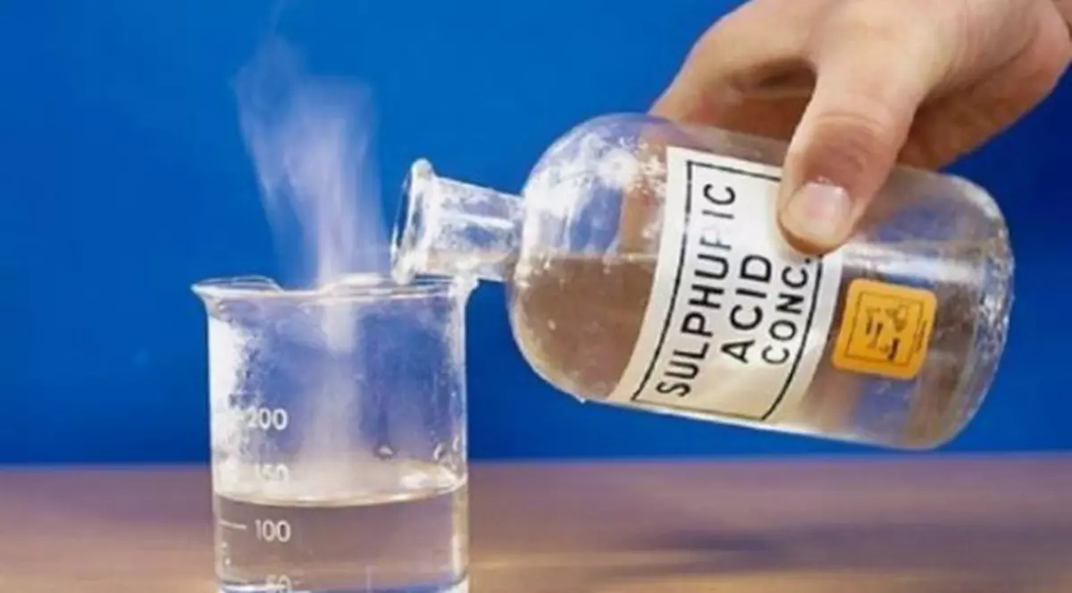 Bărbatul din Iași stropit cu acid, confundat cu o fată de 17 ani. O sticlă cu acid sulfuric, turnată d eo persoană într-un recipient