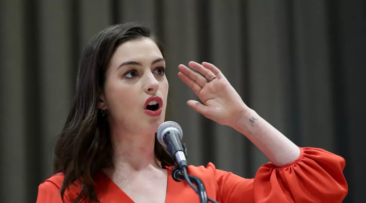 Actrița Anne Hathaway povestește că a trecut prin ”experiențe de natură sexuală foarte urâte” la Hollywood