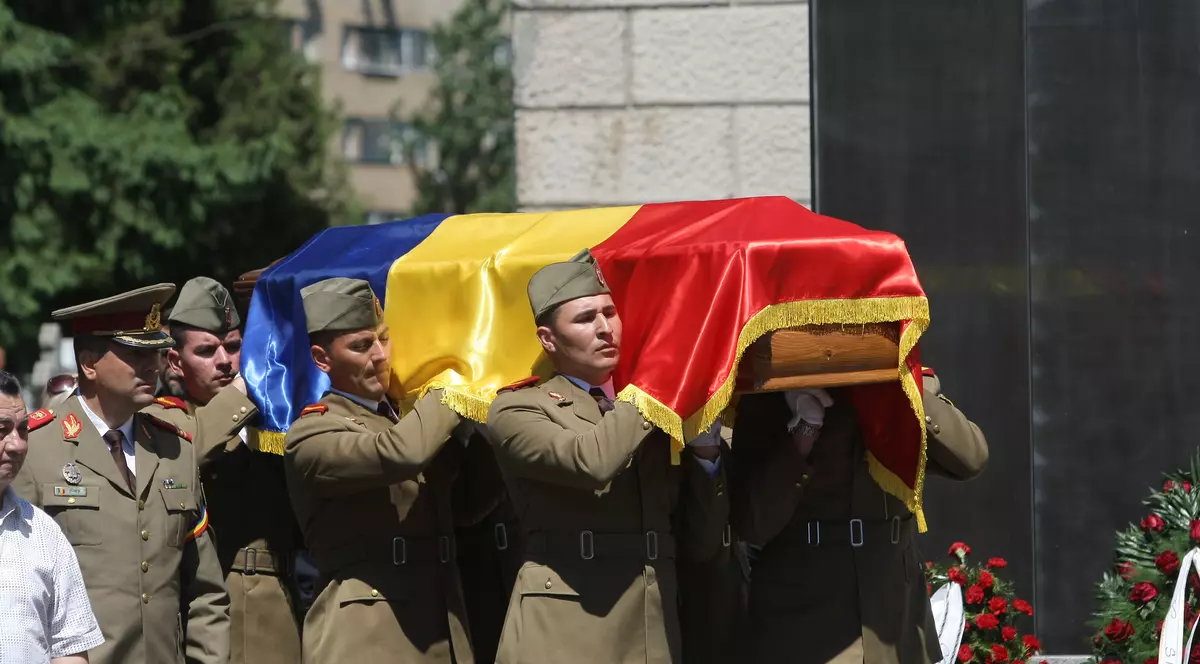 GALERIE FOTO&VIDEO/ Cristian Țopescu, înmormântat cu onoruri militare, la Cimitirul Ghencea Militar din București