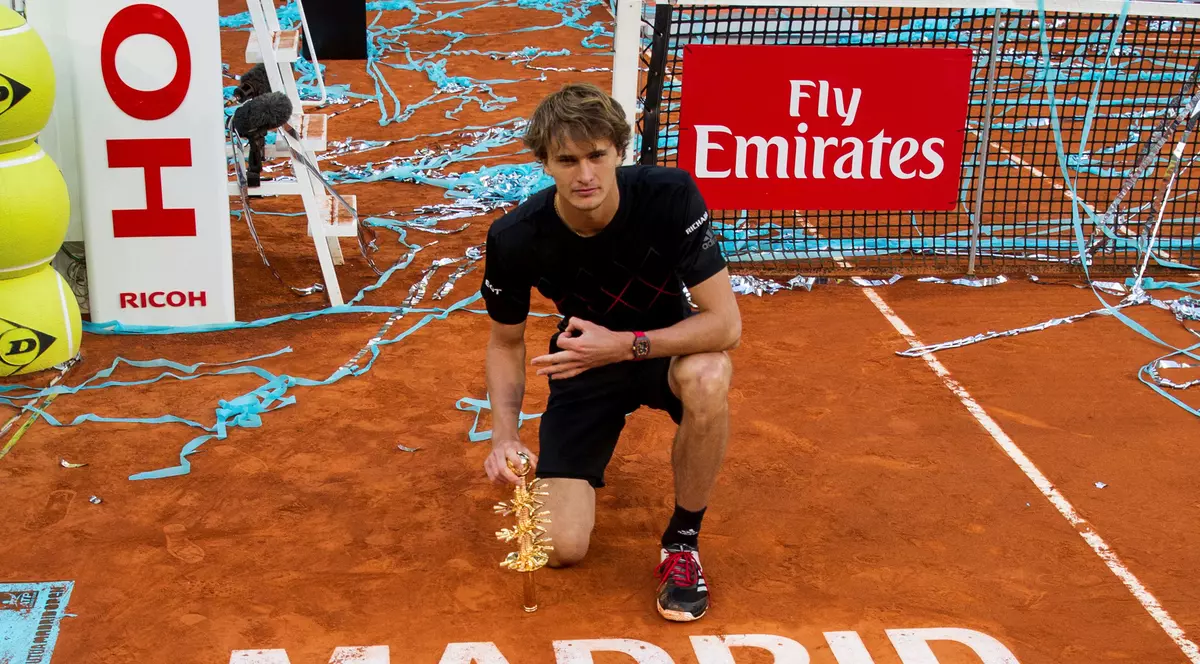 Alexander Zverev a câştigat turneul ATP Masters 1.000 de la Madrid: Alexander Zverev, pozând cu trofeul câștigat la Madrid.