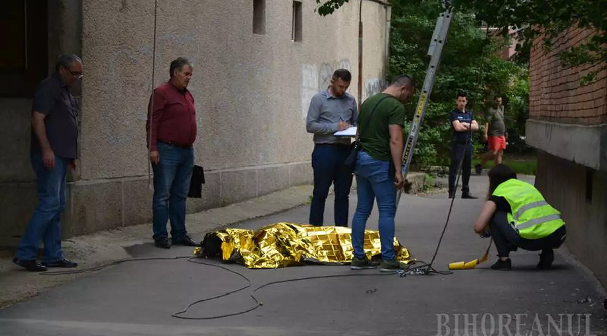 Un alpinist utilitar din Oradea a murit, după ce a căzut de la etajul 10. Imagini de la locul tragediei, alături de anchetatori