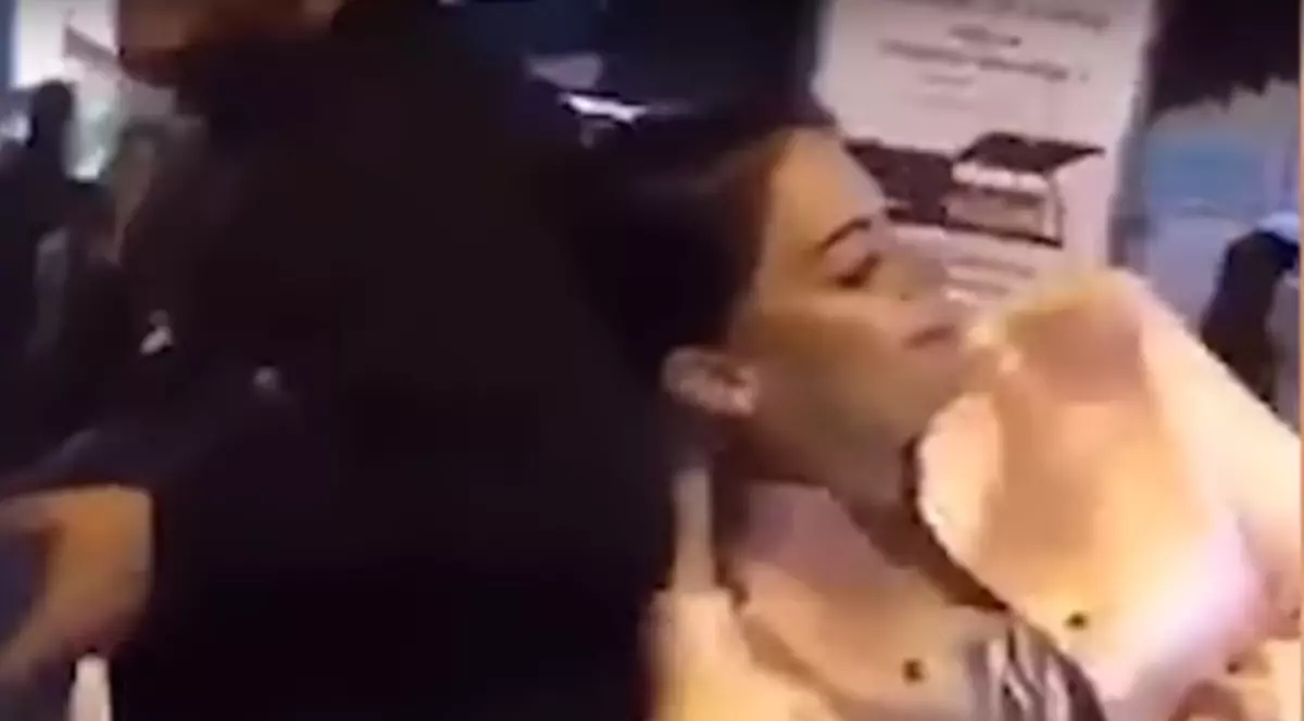 O femeie a bătut-o pe amanta soțului ei în aeroport