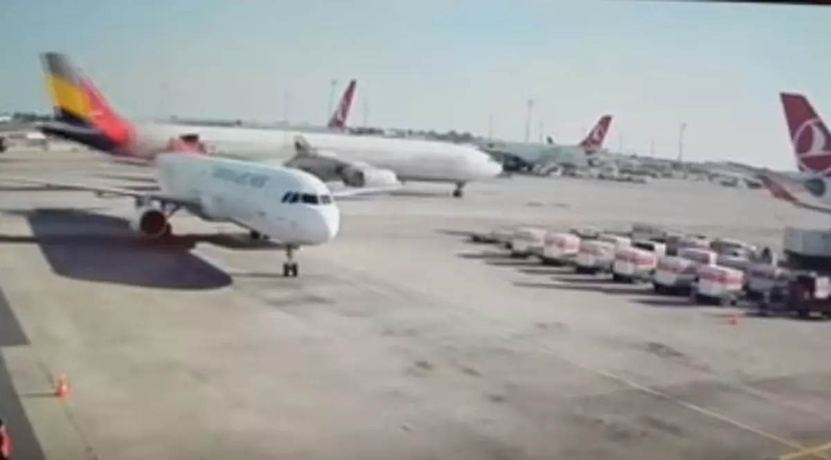 Companiile aeriene Wizz Air, RyanAir şi EasyJet au sesizat Comisia Europeană cu privire la numeroasele greve ale controlorilor de trafic aerian din Franţa