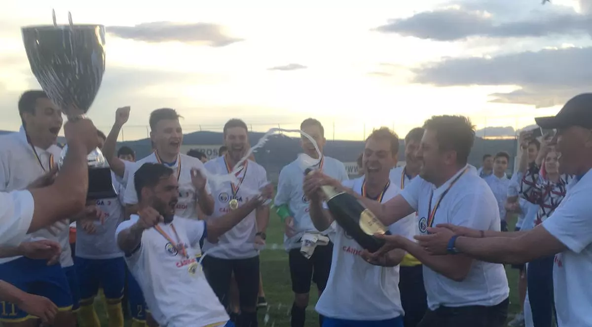 Aerostar Bacău a promovat în Liga 2. Federalul Bodescu a dat medaliile. Petrecere cu avioane