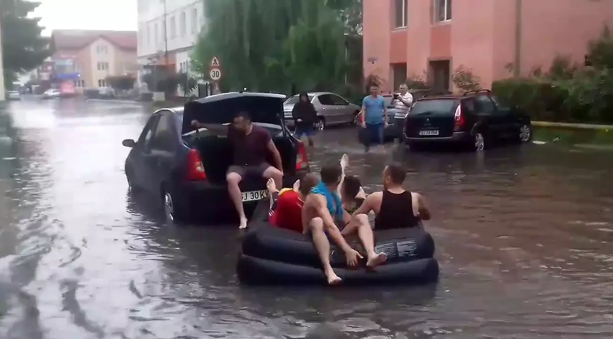 Cu barca trasă de mașină, în Tg. Jiu. Metodă inedită de protest după ploaia torențială de duminică