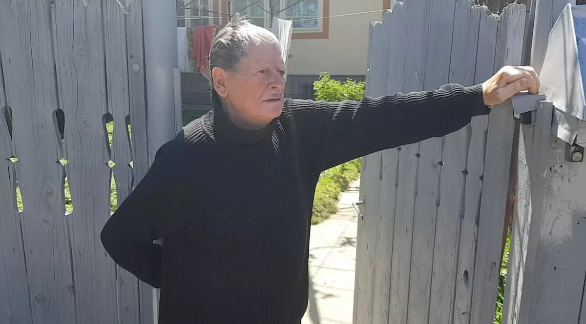Cum au fost strămutați civilii în cel de-Al Doilea Război Mondial. Vasile Lucaciu, sătean din Timișești, în poarta casei sale