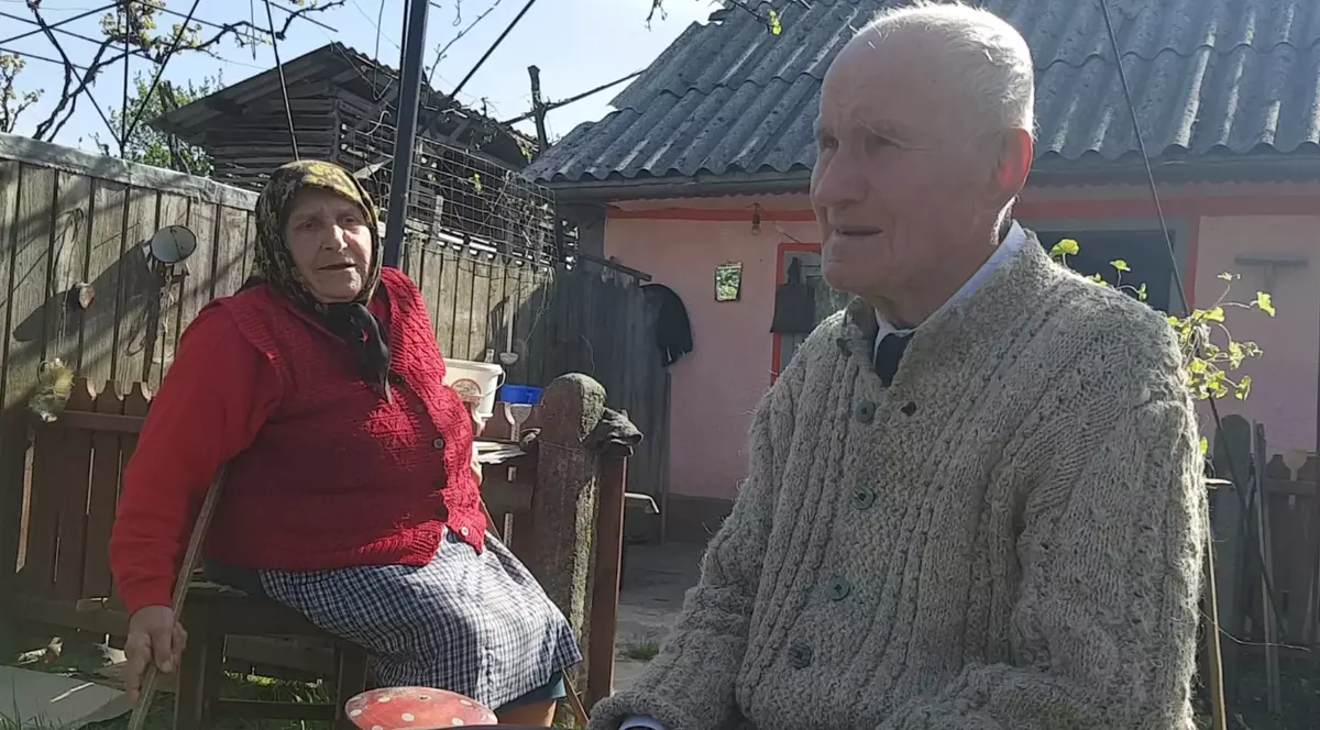 Cum au fost strămutați civilii în cel de-Al Doilea Război Mondial. Vasile Apopei, împreună cu soția, în curtea casei din Zvoronești, Neamț