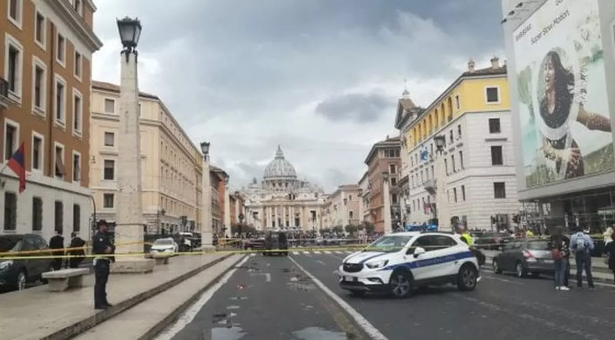 lertă cu bombă într-o bancă de lângă catedrala San Pietro din Roma