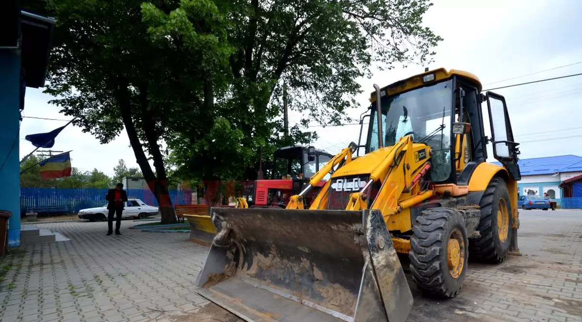 Un bărbat de 57 de ani a murit strivit de buldoexcavator în Vaslui, în timp ce lucra pe un deal, la o aducţiune de apă.