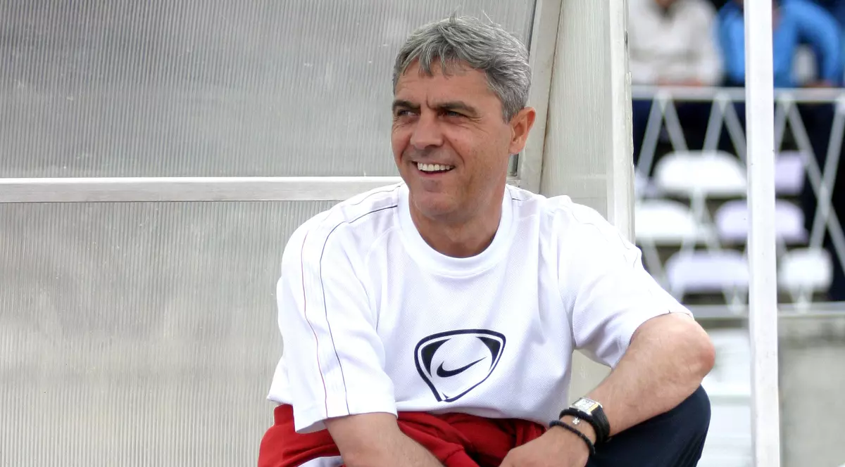 Gigi Becali face schimbările la pauză