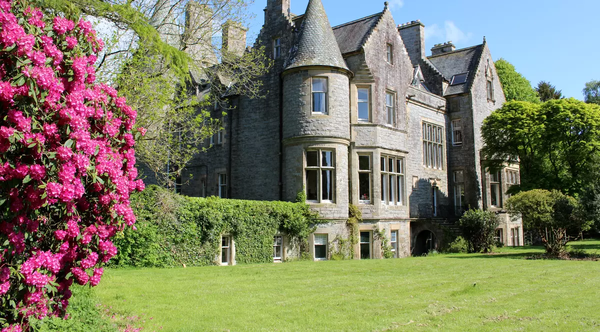 Cum poți deveni lord scoțian cu un castel cu 45 de camera cu doar 5 lire