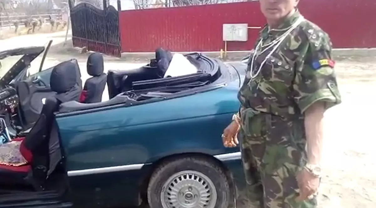 Cicică din Solonț crește gâște pe muzică. Cicică îmbrăcat în camuflaj, lângă mașina lui