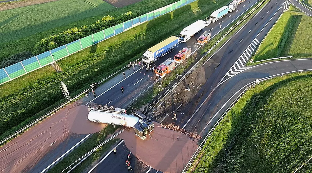 Un camion încărcat cu ciocolată lichidă s-a răsturnat pe o autostrada