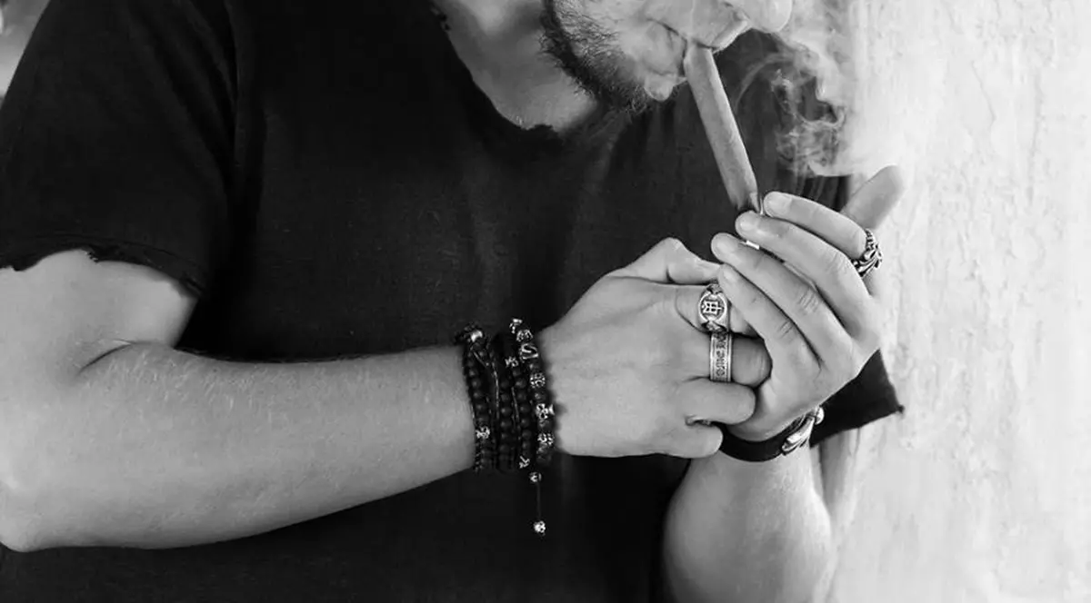 Codin Maticiuc îi ia apărarea lui Ilie Năstase. Codin Maticiuc, aprinzându-și un trabuc, într-o fotografie alb-negru