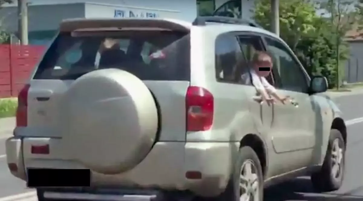 Copii aplecați pe geam într-o mașină în viteză, în Cluj