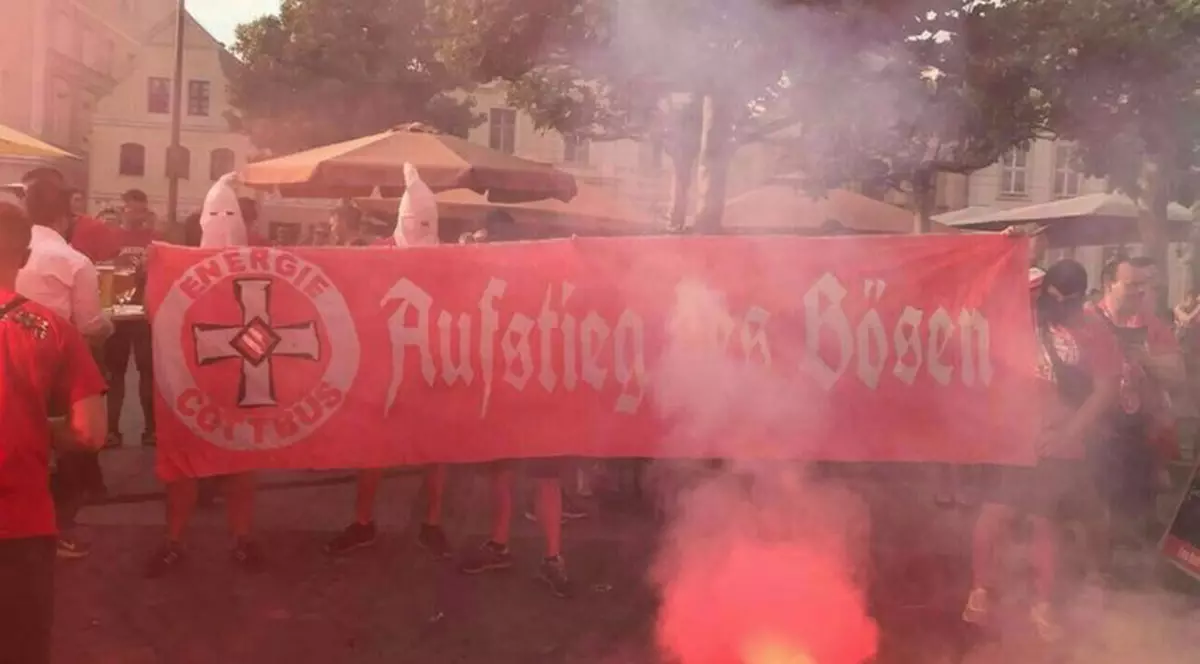 Suporterii de la Energie Cottbus i-au imitat pe cei de la Ku Klux Klan