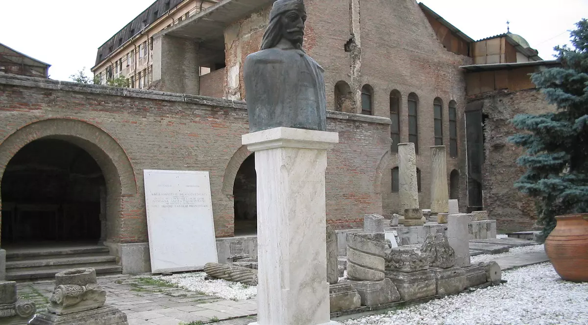 Primăria Capitalei va reface Palatul Voievodal Curtea Veche. Monumentul se află pe strada Lipscani