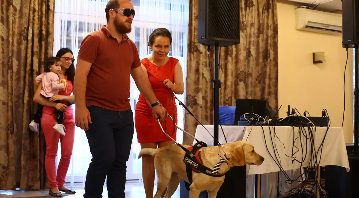 Daria și Daisy, o echipă cu o singură pereche de ochi. Câinii-ghid sunt salvarea nevăzătorilor, dar România îi dezamăgește la fiecare pas