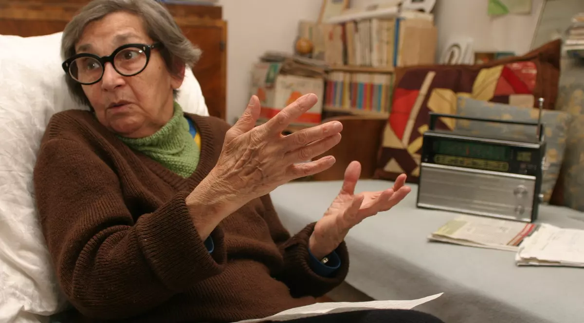 Doina Cornea a trimis o scrisoare la Europa Liberă cusută într-o păpușă