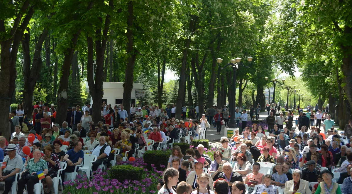 FOTO / 1 Mai muncitoresc, sărbătorit de PSD-iști din Vaslui printr-un marș în oraș, cu steaguri și baloane roșii