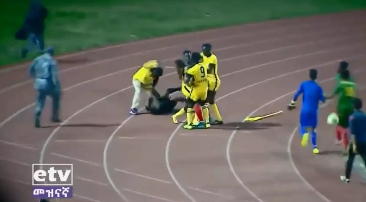 Un arbitru din Etiopia și-a luat o bătaie soră cu moartea. S-a apărat de agresori cu steagul de la colț! Armata l-a salvat de fotbaliștii furioși