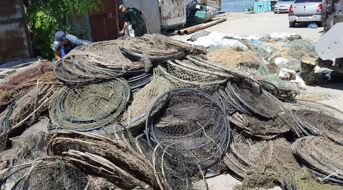 Aproape patru tone de unelte de pescuit confiscate de la braconieri au fost distruse și date la reciclare