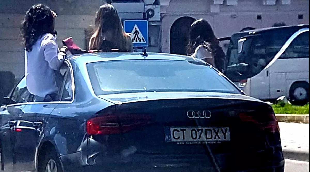 Fetele ieșite pe jumătate din mașină, la Constanța, au fost amendate