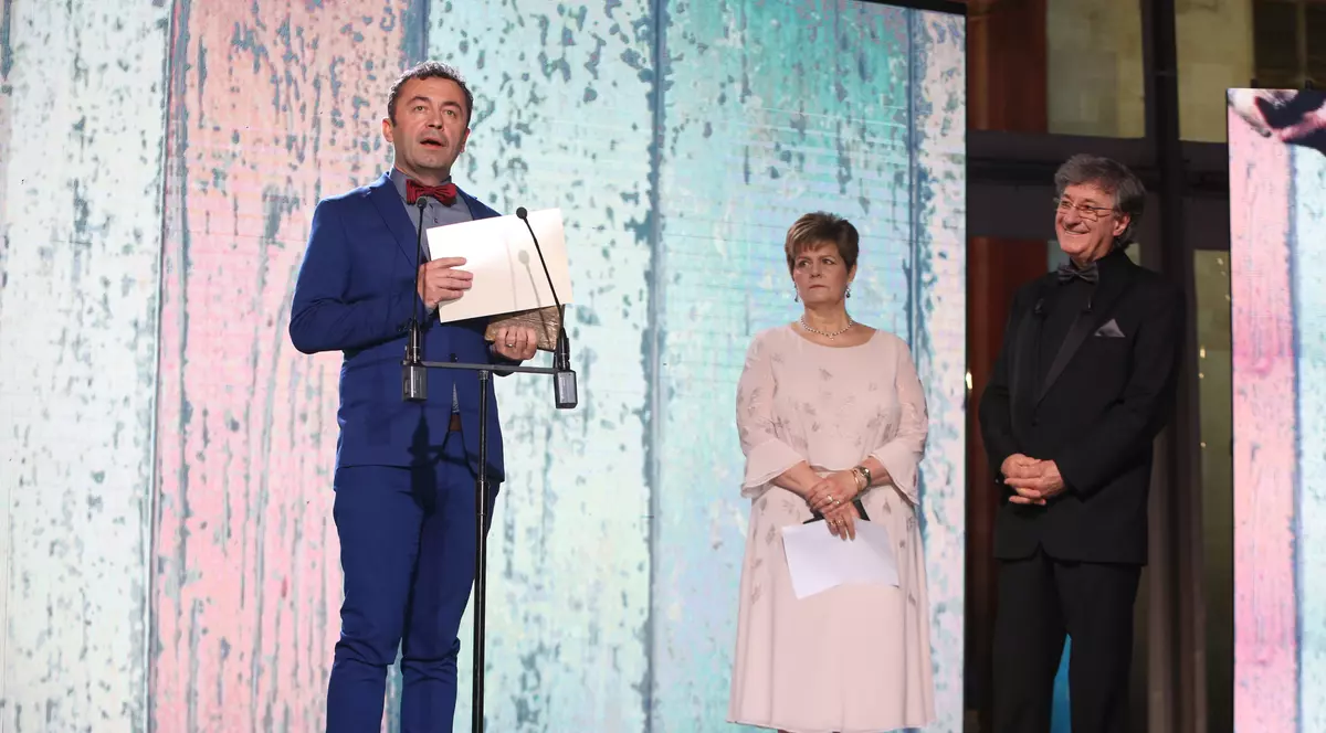 Procurorul DIICOT Daniel Oltean a luat premiul pentru cea mai bună piesă a anului. Trofeul i-a fost înmânat de principesa Elena